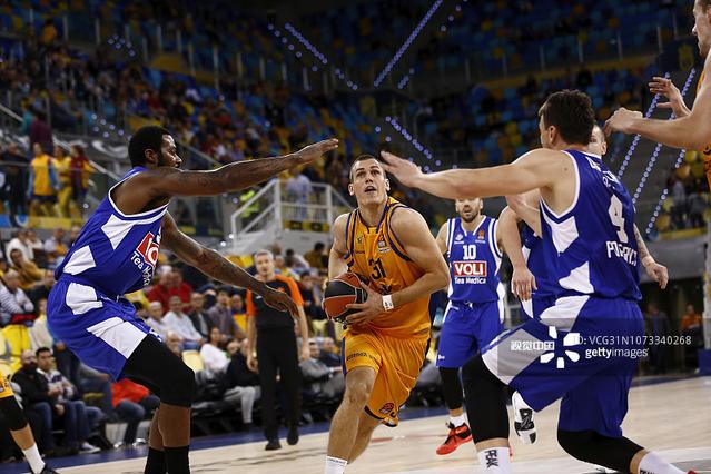 NBA球员交易及赛季影响分析（NBA球员交易对赛季格局的影响评估）