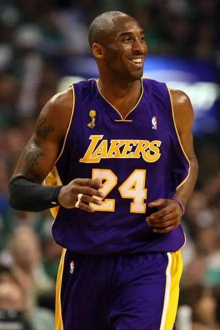 慎入，尼日利亚超比赛中一球员被对方球迷冲进场内割喉（慎入：尼日利亚联赛惊魂，对方球迷闯入赛场割喉球员）