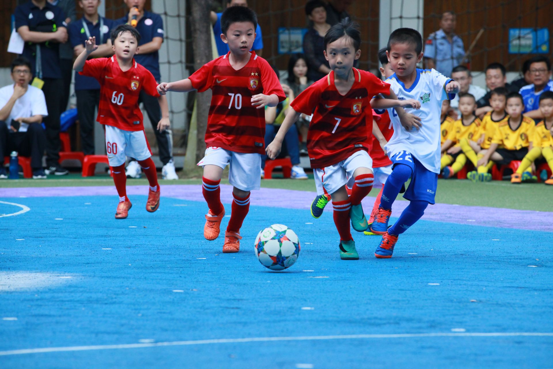 感谢俱乐部，U16国少球员身穿各自俱乐部训练服拍摄全家福（致谢各俱乐部，U16国少球员穿本队训练服拍全家福）