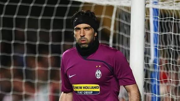 世体：内马尔一次支撑失误后接受处理，问题不大但引发了担忧（世体：内马尔支撑动作失误后接受处理，伤情轻微却引发忧虑）