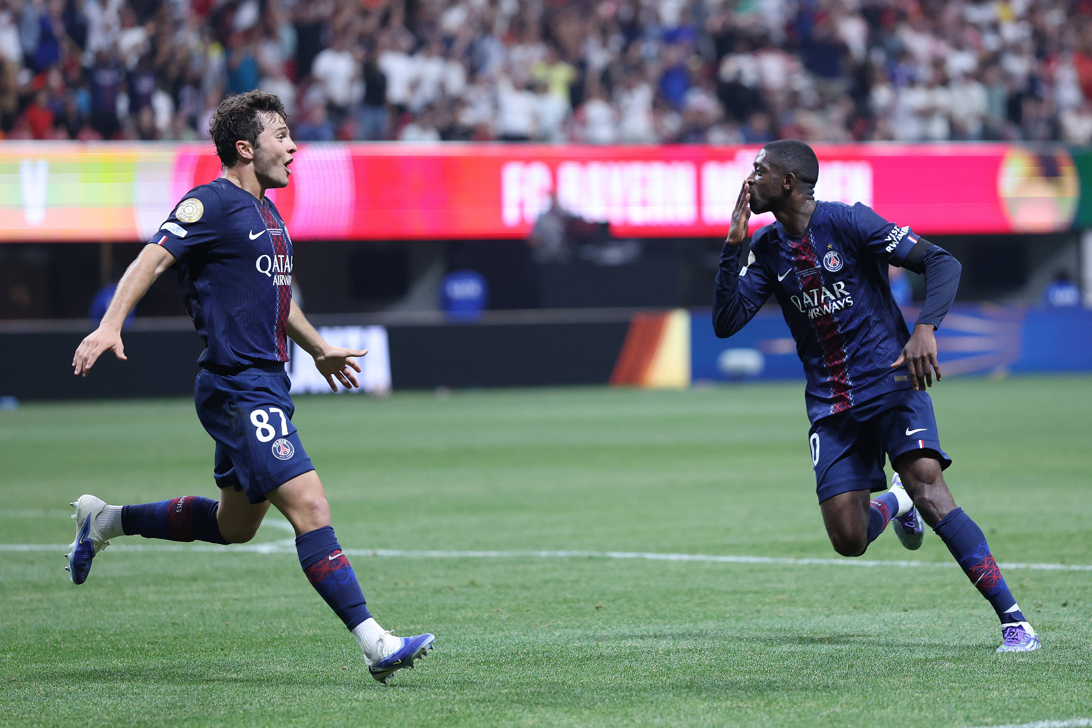 曼联本赛季在劫富济贫中表现突出，对阵强队全胜，但中下游球队难求一胜，有望争夺欧冠资格。（曼联本季上演“劫富济贫”：强敌面前全胜，中下游难取三分，仍有望冲击欧冠名额）