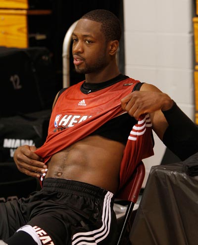 在与新西兰女足的友谊赛中，克尔受邀在一位球迷的孕肚上签名（友谊赛对阵新西兰女足，克尔受邀为球迷孕肚签名）