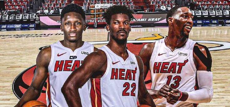 有爱!梁靖崑1-2不敌小勒布伦一脸惊讶,孙颖莎微笑着帮他复盘失利（暖心一幕：梁靖崑1-2负小勒布伦露出错愕，孙颖莎笑着陪他复盘）