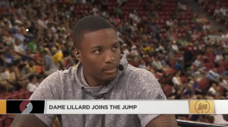 周末足坛激烈对决，拜仁、曼城、巴萨、AC米兰分别取得胜利，上演精彩绝杀。（周末豪门齐报捷！拜仁、曼城、巴萨、AC米兰相继取胜，上演压哨绝杀）