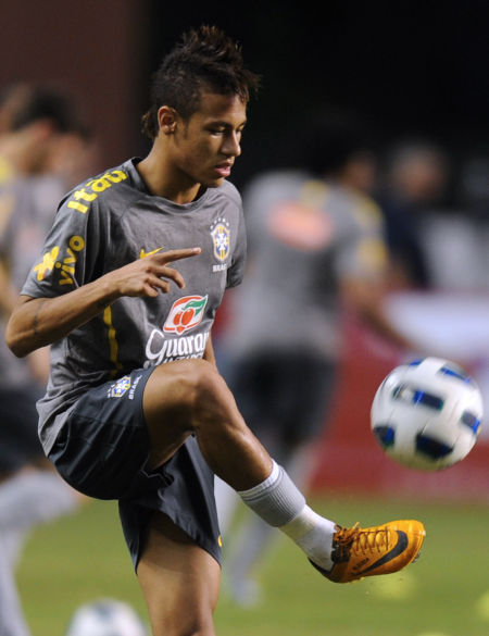 皇家马德里 - 曼城：冠军联赛第六轮巅峰对决，谁将掌控局势？（欧冠第六轮焦点之战：皇马迎战曼城，谁能主宰赛场？）