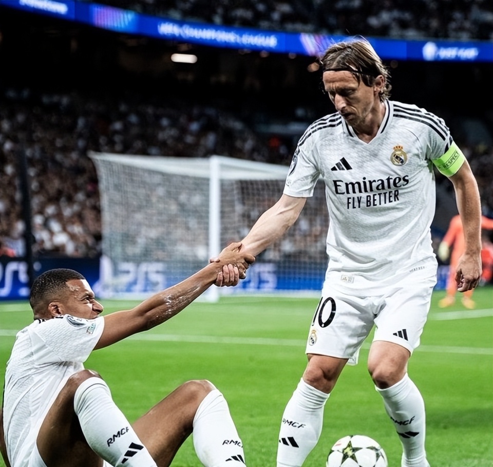 巴萨有意？德天空：努萨没解约条款，莱比锡冬窗不打算卖他（巴萨心动？德媒：努萨无解约金，莱比锡冬窗无意出售）