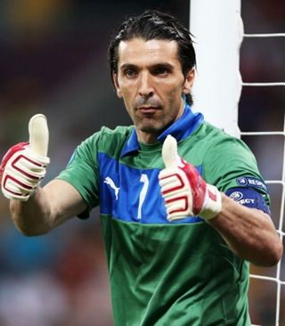 前锋关键进球锁定胜局（前锋破门奠定胜局）