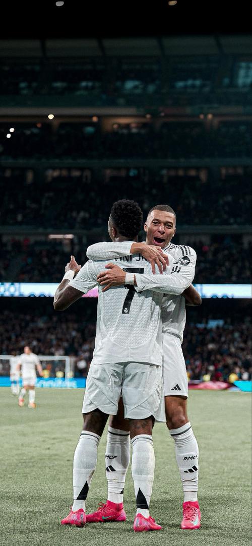 记者：申花本周二结束假期，重新集结备战今年的亚冠收官战（申花周二收假归队，重启集训冲刺本赛季亚冠收官战）