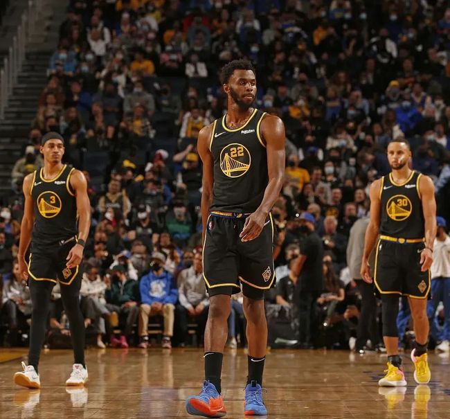 国际米兰圆领卫衣，太漂亮啦想要（国际米兰圆领卫衣，颜值在线，忍不住想入手）